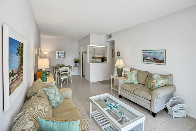 Living - 1 Block from the BEACH 2/2 Condo