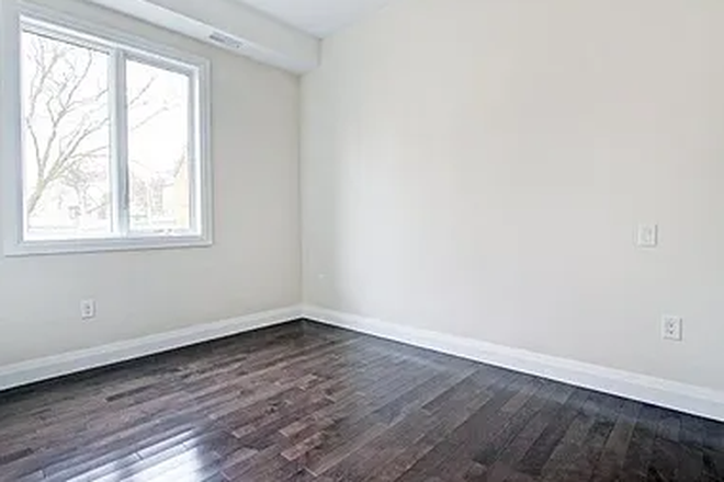 Available room - 2 Bed/2 Bath, No Furnishings, Laundry Inc, Near TMU/UofT, Split Hydro/WiFi, Clean Roomie, Cabbage Apartments