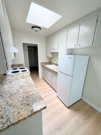 kitchen - 1 block from Koret center USF campus Apartments