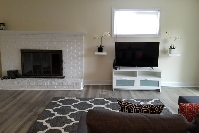 Lower living room 2 - Fully furnished bedrooms in College Park Woods House