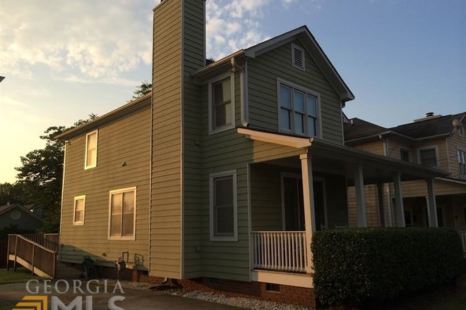 Side View - 4 Bedroom, 3 Bath Furnished Home