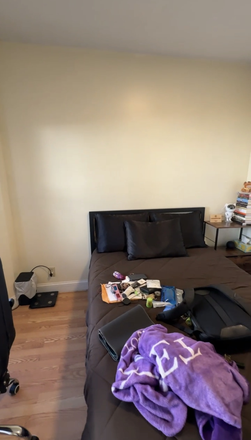 Bedroom - Private room available in a renovated 4bed/2bath Apartments