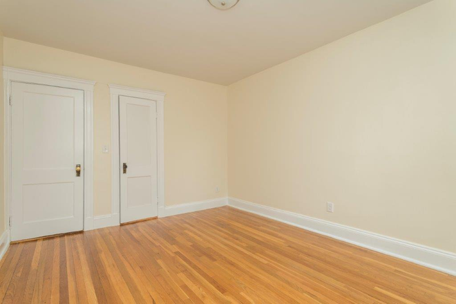 Hub Realty - Brighton, on the Green line T, super one bedroom with 8/1 move-in date Apartments