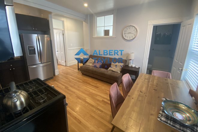 Kitchen - Spacious top-floor 3 Bed on Western Ave!!