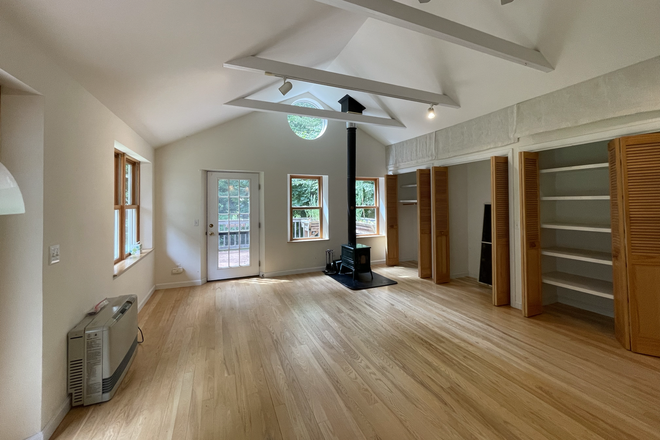 bedroom - Studio apartment 10 mins walk downtown