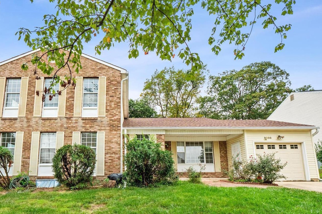 Front of House - Newly Renovated Vibrant Large House 8 min. walk to Xfinity Center