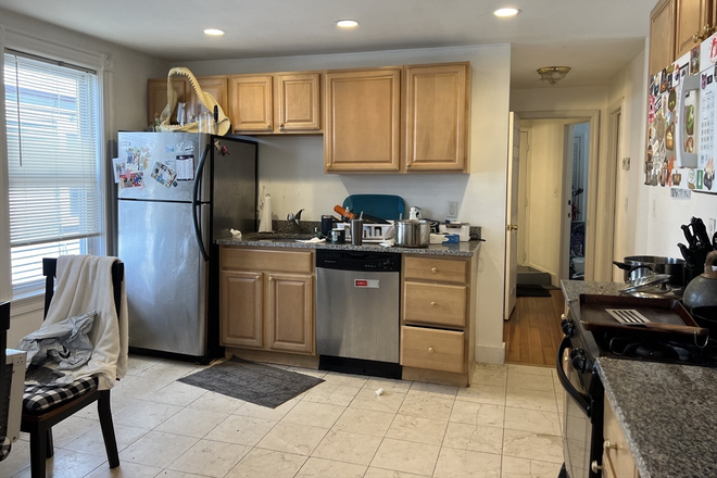 LIVING - SPACIOUS 3 BED/2 BATH WITH IN UNIT LAUNDRY AND CENTRAL A/C!