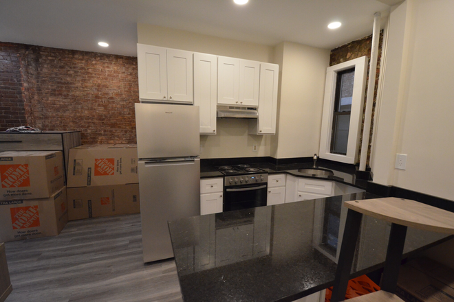 . - Renovated, front facing, 1-bed on Westland Ave! Available 9/1/24 Apartments