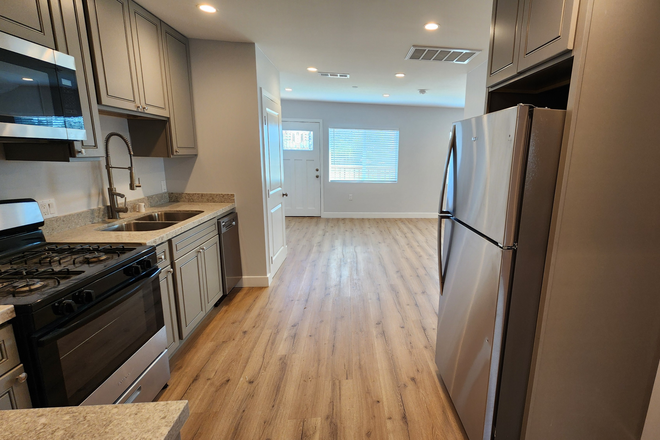 Kitchen - UNIVERSITY DR House