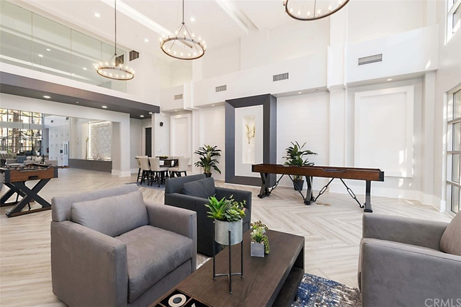 Community Center 2 - Luxury Living Near UCI Medical Complex and UCI Campus - Walking distance to UCI Health and CHOC Condo