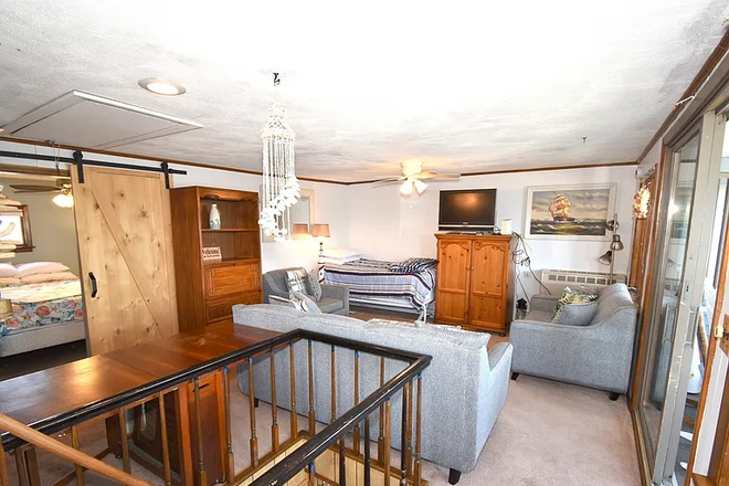 Upstairs Living Room - 🌊 Academic Year Beach House Rental — Narragansett, RI 🌊