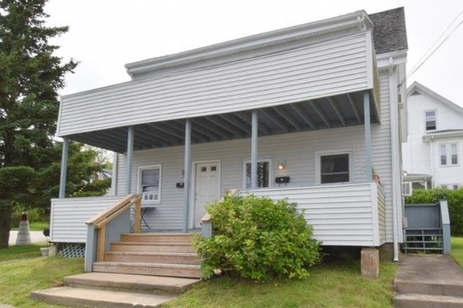 Front of condo - Available for a group of 2! Cozy 2 bedroom home near Narragansett Pier!