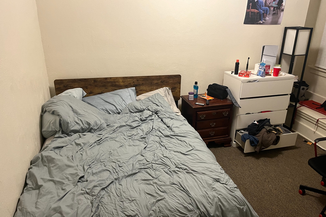 Queen Bed Space - One Bedroom in Elk House