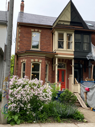 Outside street view - Sunny room in Victorian Home at Dundas & Beverley ( M5T 1B5 )