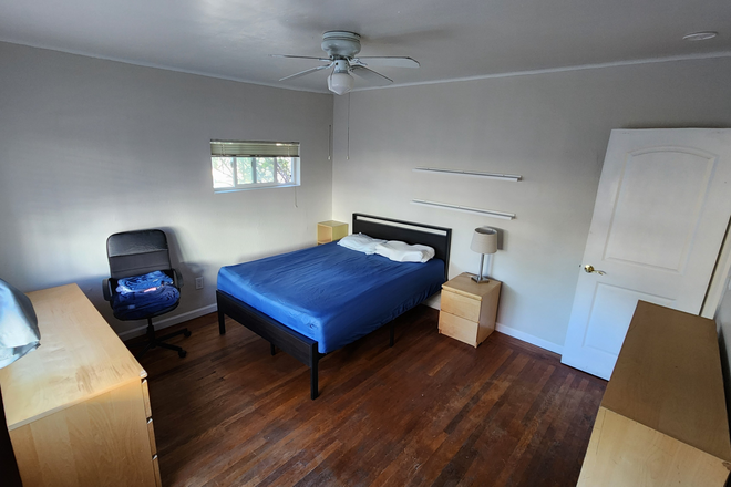 bedroom - Room in shared apartment on tree-lined street