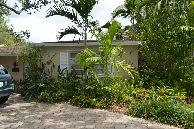 Front, circular driveway - Killian Greens House