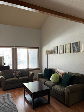 Living Room - TownHouse Close to east campus