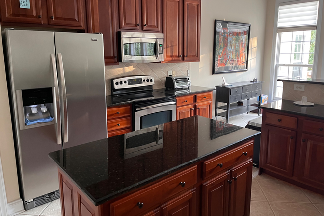 kitchen - Beautiful furnished home with serene lake view.  3 bdrm 2.5 bath w/ dedicated office-South point