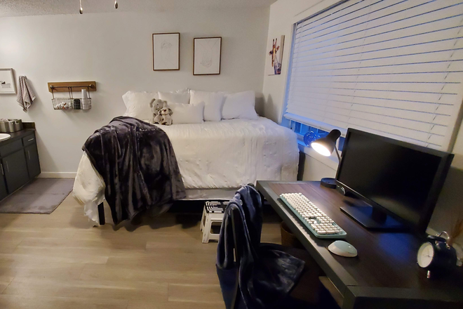 Bedroom - Capri Apartments - Kincaid Quads