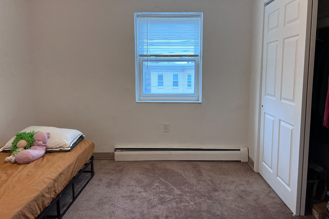 Bedroom - Furnished Private Room, 2B1B Beacon St Somerville, $1500 all inclusive, May–July, LGBTQ+ friendly