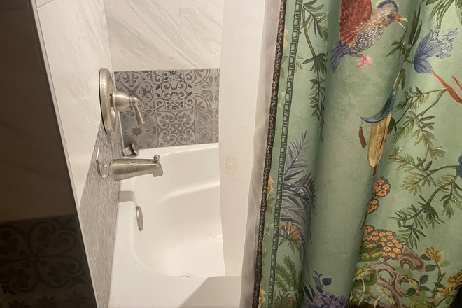 Bath - Room in House close to Law School