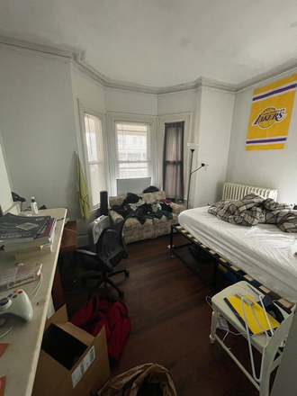 - - Close to Campus!! Spacious 5 bed w/ Laundry in Building