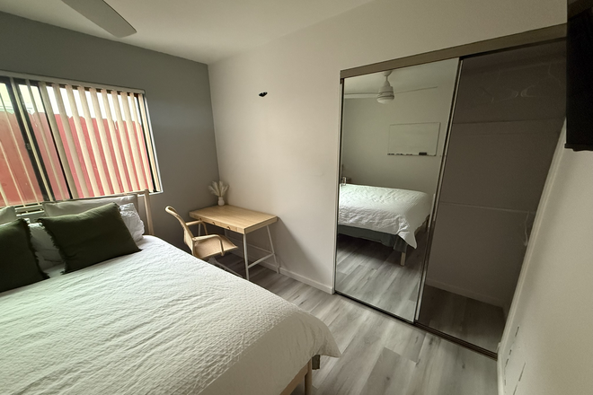 Private Bedroom - Modern Comfort In the Heart of Orange County House