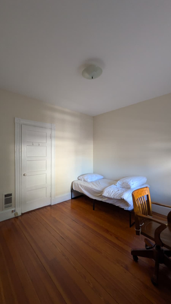 Bedroom with Closet space - 40 Auckland Street 10 minutes Walk from JFK/UMass