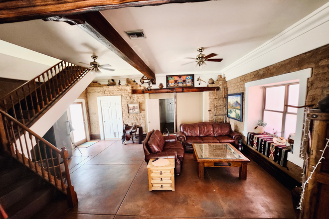  - La Vita House (5 min walk to UA)