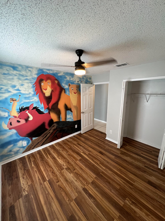 Bedroom PRIOR TO PAINTING WALL - Private House 2 miles from Campus