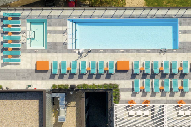 Rooftop Pool - Hub East Lansing Apartments