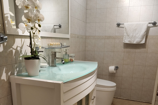 BATHROOM - FOR $1,100.00 MONTHLY FOR STUDENTS or for DOCTORAL STUDENTS House