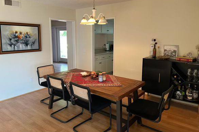Dining Room - Room available for clean, female students Townhome