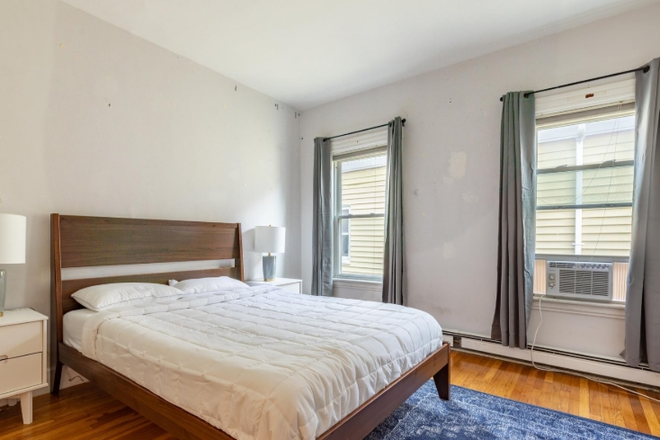 x - Massive 2,000 SF 5 Bed| Top Floor | Renovated | 9/1 Apartments