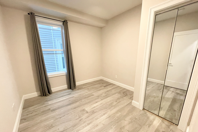 Bedroom - Renovated 5 Bed on Newport St – Open Layout, Quartz Kitchen, Deck + Mounted TV Apartments