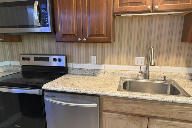 kitchen - A quiet Barracks Court condo on UVA's free bus lines.