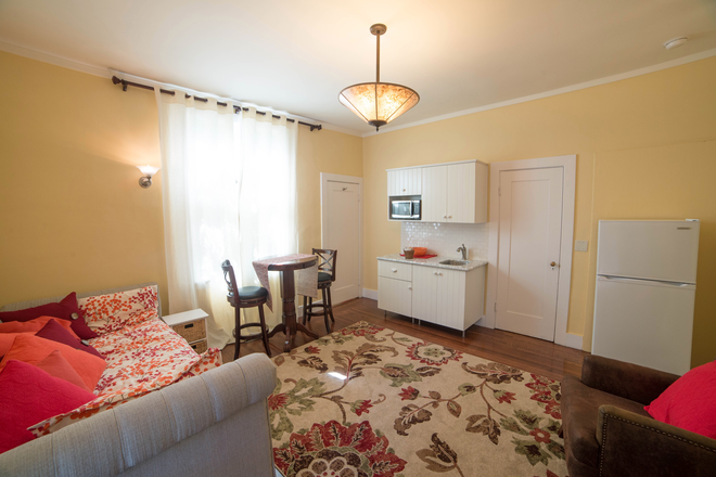 sunny studio; blackout shades - Luxury Claremont Court Studio.  Free high speed internet. Walk to UC, shopping, entertainment.