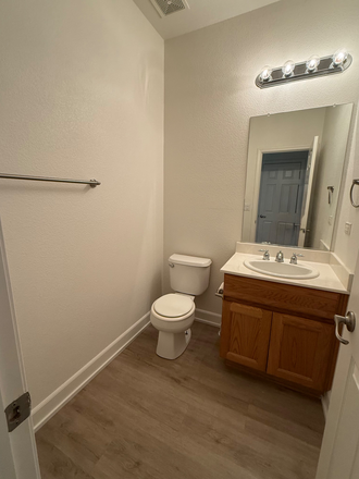 Half Bathroom - Bellevue Area - a walk to UC MERCED CatTracks House