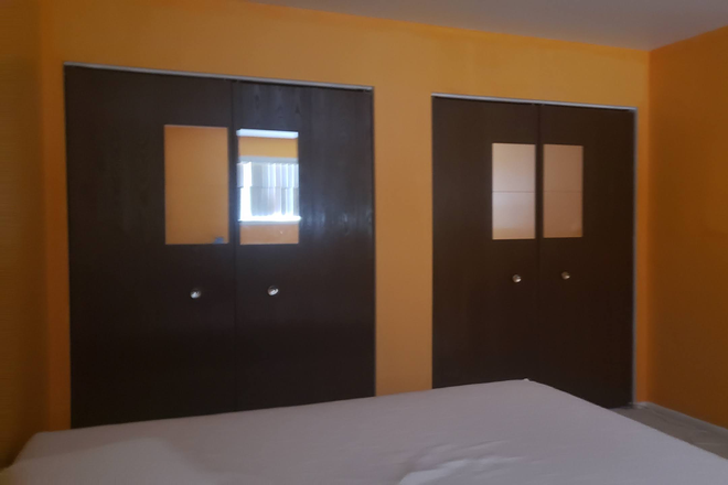 Orange bedroom 20'x14' - Roommate wanted ??????????