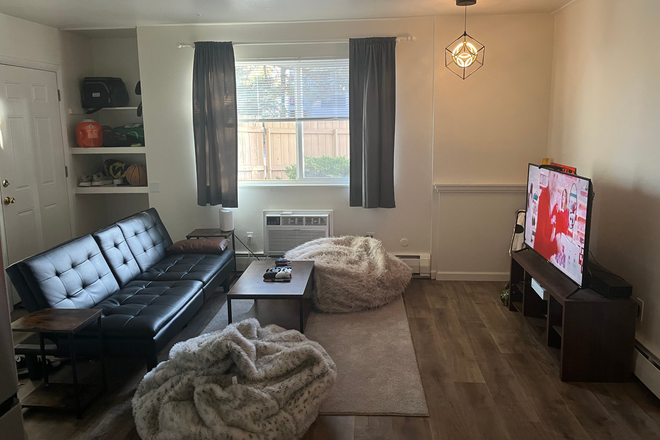 Living room - 1945 Canyon Boulevard, Close to park and campus Apartments