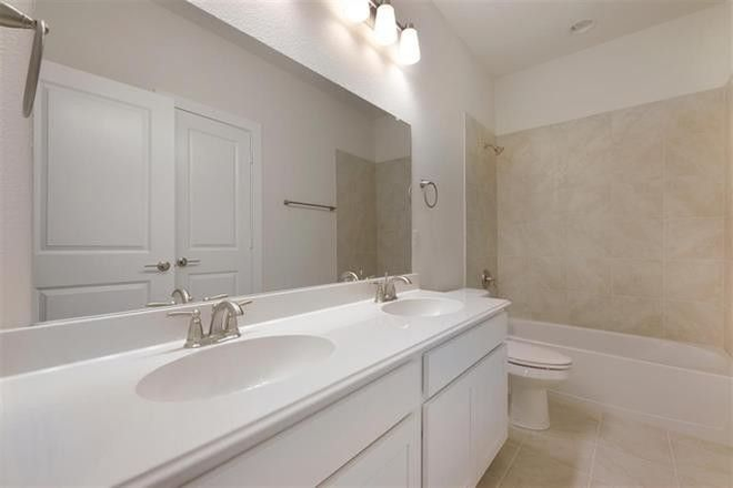 Upstairs Bath - (1) Master Suite for Rent - 1 Bed/1 Bath - All Inclusive - Flexible Terms Townhome