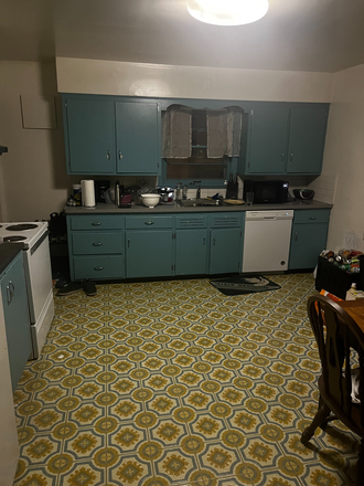 Kitchen - Nice house 2 blocks away from campus