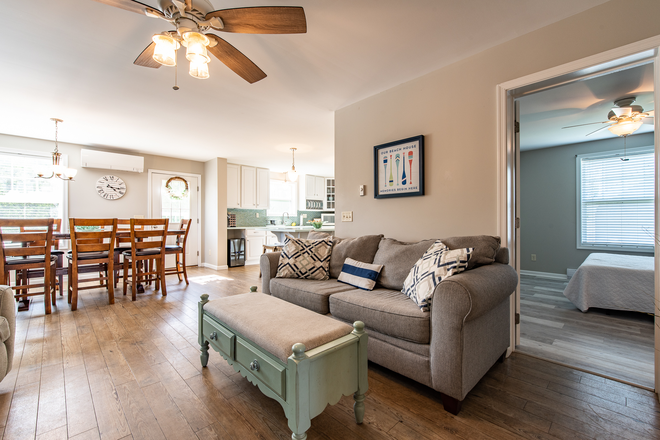 Living Room - Available for a group of 5! Stunning house in Bonnet Shores!