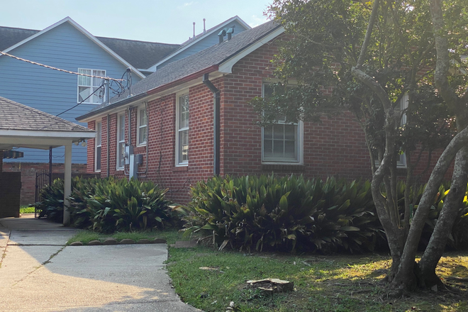 Side - 3 BR 2 BA - Walk or Bike to LSU Campus Available NOW House