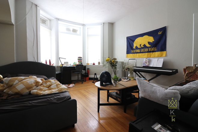 living room - 1-Bedroom Split in Fenway – Available 9/1 Apartments