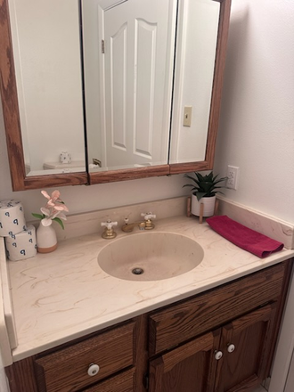 bathroom vanity - North Merced Near Inshape City Room for Rent Close to Bus Stop