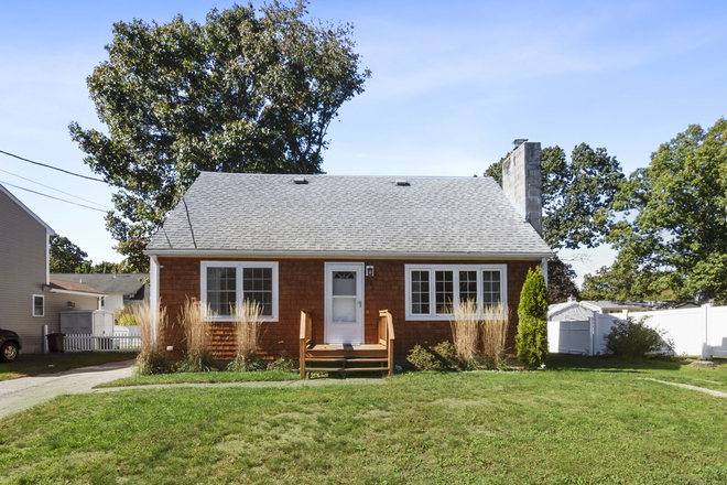 Exterior - Charming Cape -3 bed 2 bathrooms AVAILABLE 2026-2027 TERM!