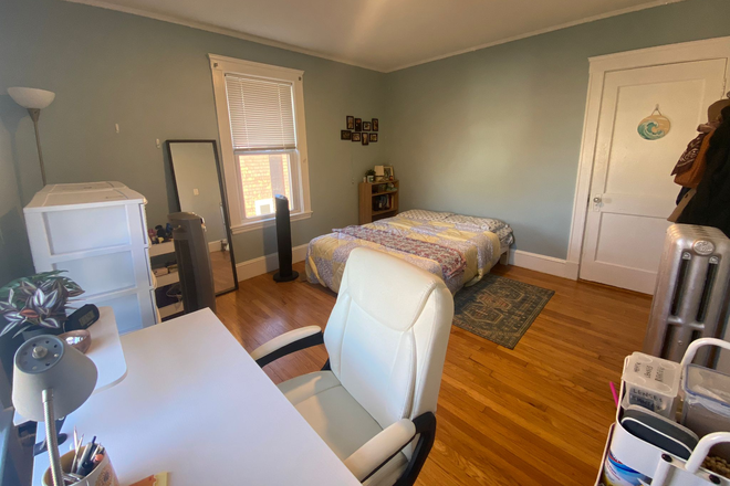 Bedroom - Tufts Spring Sublet - 5 min walk from campus (Rent Negotiable) House