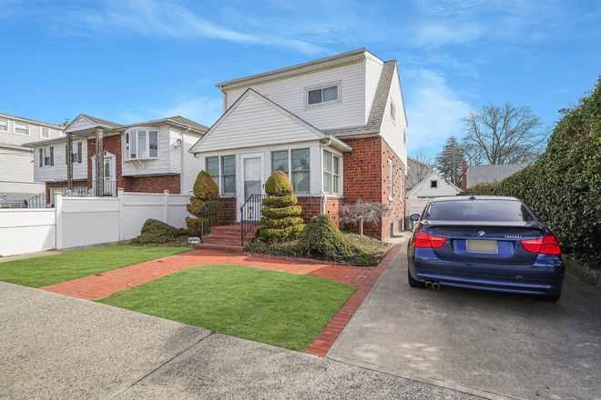 Front of House - House on Cali Ave! Walk distance to everything Hofstra!