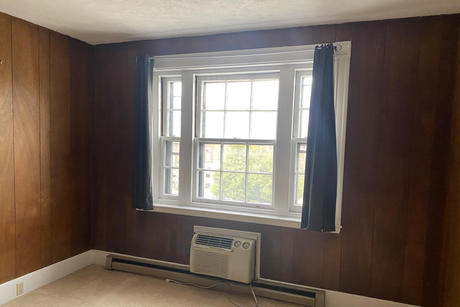 x - Comm Ave Studio Kenmore Sq Apartments